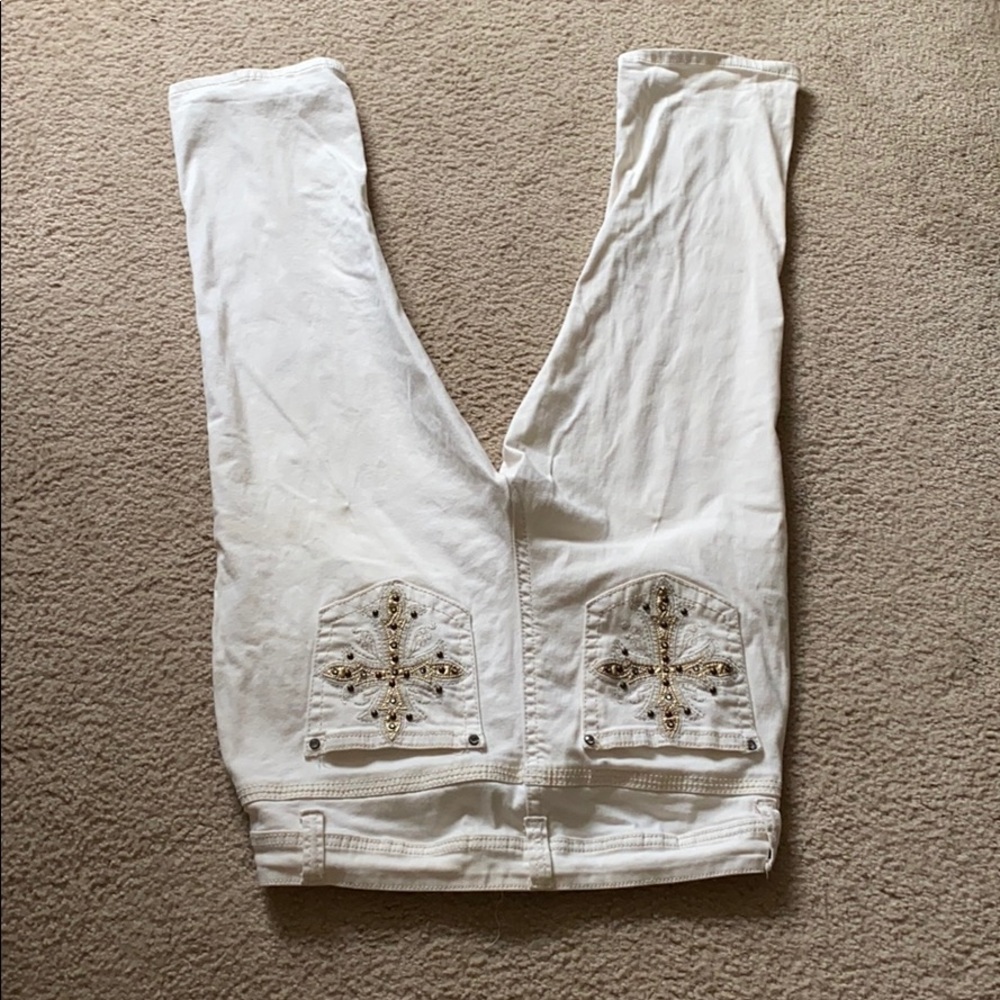 White Capri jeans with cute detail on the back